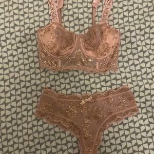 New VS bustier lingerie set